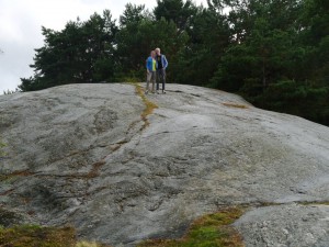 Clara und Cedy lieben das Klettern über die grossen Steine